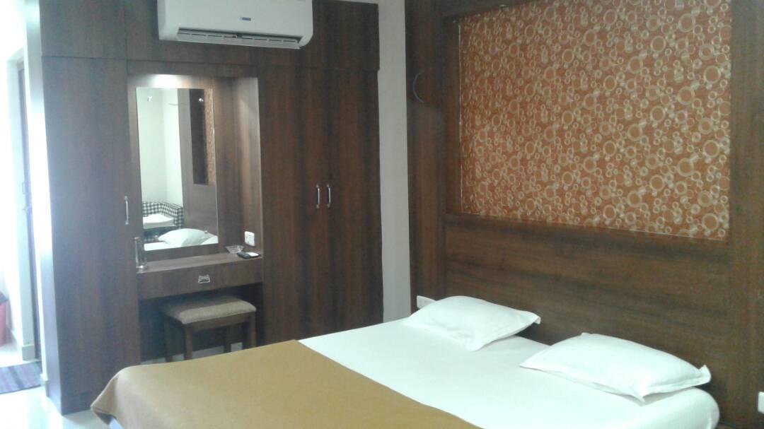 Hotel Gowri Sankar Ambāsamudram Exterior foto